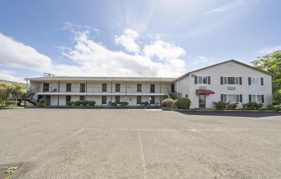 Garibaldi Inn At The Bay - Exterior - 1